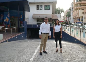 Rafa Triguero y Laura Planells, en la entrada del aparcamiento del Mercat en una imagen de 2023