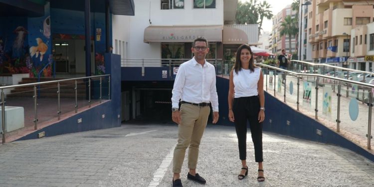 Rafa Triguero y Laura Planells, en la entrada del aparcamiento del Mercat en una imagen de 2023