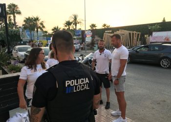 Un policía local de Sant Antoni atiende a una chica en presencia Joanne Crumlin y David Mears, que forman parte del Stay Ok Team. Fotos Noudiari