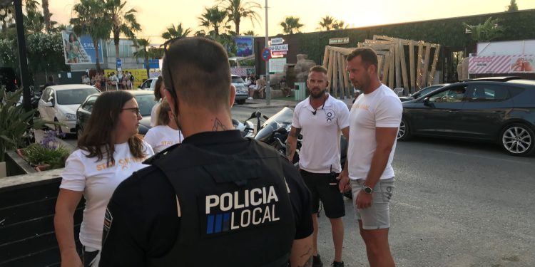 Un policía local de Sant Antoni atiende a una chica en presencia Joanne Crumlin y David Mears, que forman parte del Stay Ok Team. Fotos Noudiari