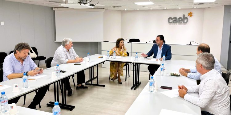 Un momento de la reunión celebrada hoy entre la CAEB y el conseller de Empresa del Govern. Foto: CAEB