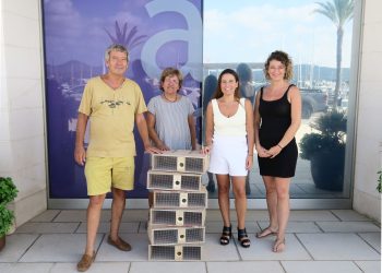 Entrega de las trampas al Institut d'Estudis Eivissencs. Foto: Ayuntamiento de Sant Antoni