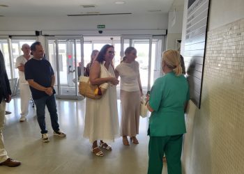 Marga Prohens, Manuela García y Llorenç Córdoba, durante la visita al hospital de Formentera. Foto: Consell Insular de Formentera