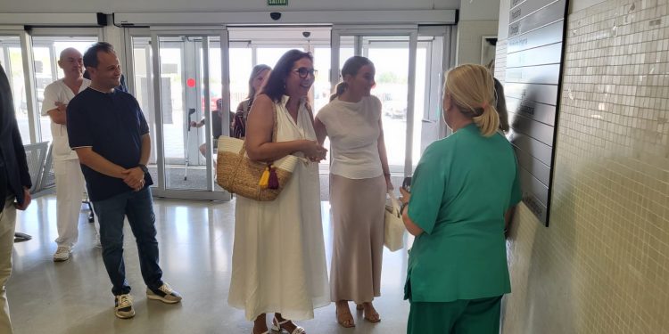 Marga Prohens, Manuela García y Llorenç Córdoba, durante la visita al hospital de Formentera. Foto: Consell Insular de Formentera