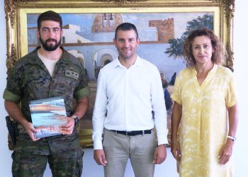 El teniente Alfonso Díez del Corral con Marcos Serra y Neus Mateu. Foto: Ayuntamiento de Sant Antoni