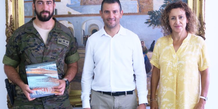 El teniente Alfonso Díez del Corral con Marcos Serra y Neus Mateu. Foto: Ayuntamiento de Sant Antoni