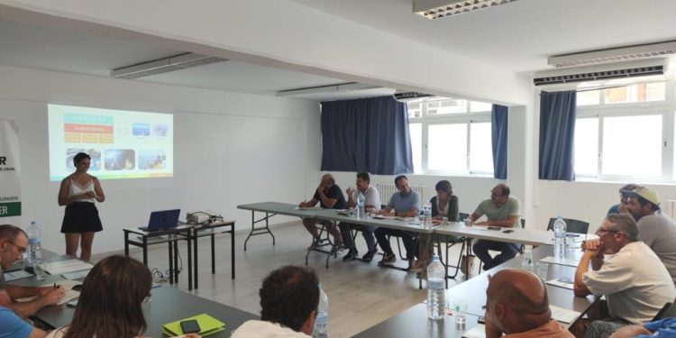 Un moment de la reunió celebrada ahir.