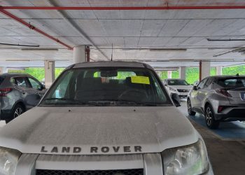 Uno de los vehículos que muestra el aviso para su retirada.