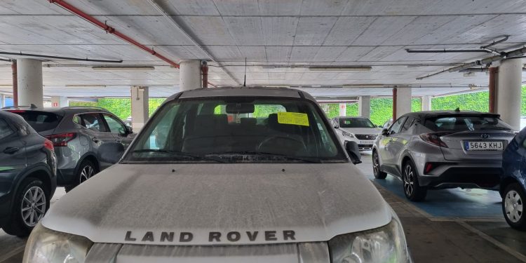 Uno de los vehículos que muestra el aviso para su retirada.