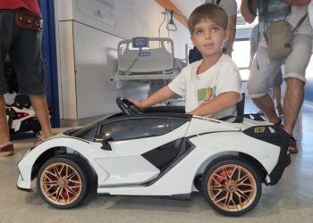 Un paciente de Pediatría, al volante de uno de los coches donados por el Colegio Mestral a Can Misses.