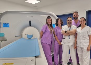 De izquierda a derecha Neus Torres Cardona, enfermera, Mercedes Pérez Rodríguez, supervisora de enfermería de Urgencias, Julio Martagón Gordillo, técnico especialista en Radiología, David Torres Santiago, enfermero y supervisor en funciones de Urgencias e Inés Melchor Martín, técnica especialista en Radiología.