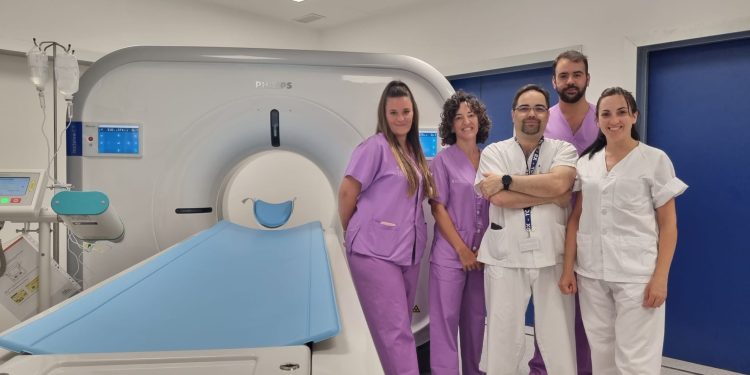 De izquierda a derecha Neus Torres Cardona, enfermera, Mercedes Pérez Rodríguez, supervisora de enfermería de Urgencias, Julio Martagón Gordillo, técnico especialista en Radiología, David Torres Santiago, enfermero y supervisor en funciones de Urgencias e Inés Melchor Martín, técnica especialista en Radiología.