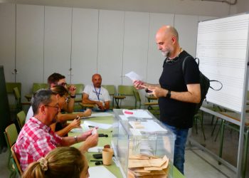 Un votante en un colegio electoral de Formentera. Foto G. R.