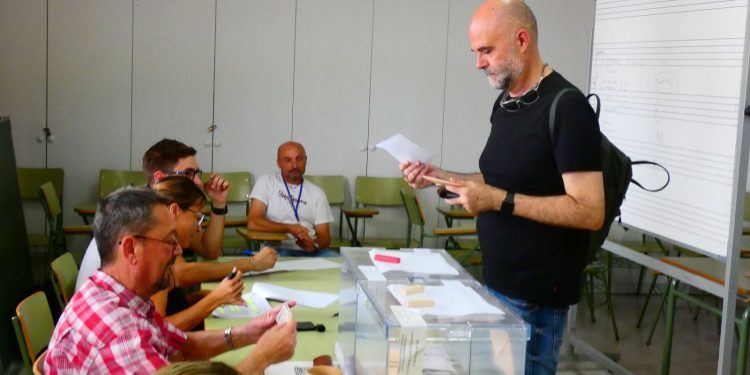 Un votante en un colegio electoral de Formentera. Foto G. R.