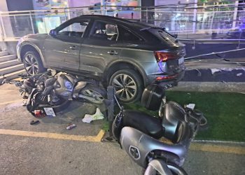 Así ha quedado el coche sobre las motos aparcadas. Operarios de Grúas Ibiza han tenido que retirarlo con una grúa pluma de madrugada.
