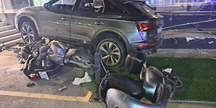 Así ha quedado el coche sobre las motos aparcadas. Operarios de Grúas Ibiza han tenido que retirarlo con una grúa pluma de madrugada.
