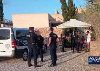 La Policía Local de Formentera, frente a la casa donde se celebraba la fiesta