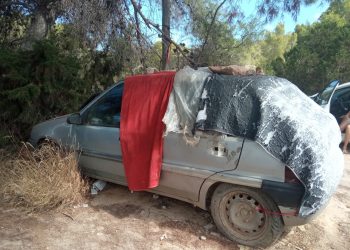 El vehículo que está siendo usado como vivienda, al pie de sa Talaia. Fotos J.L.