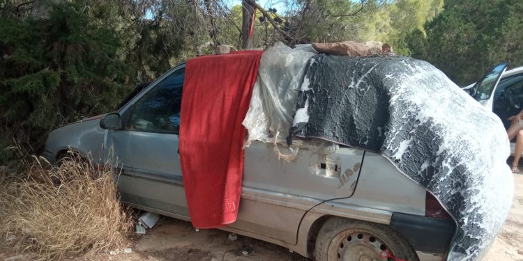 El vehículo que está siendo usado como vivienda, al pie de sa Talaia. Fotos J.L.