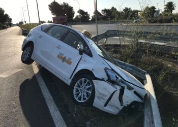 El taxi siniestrado esta mañana. Fotos Noudiari.es
