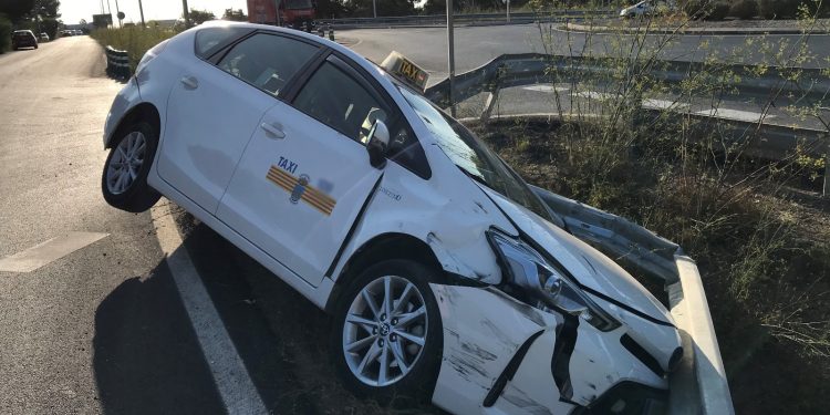 El taxi siniestrado esta mañana. Fotos Noudiari.es