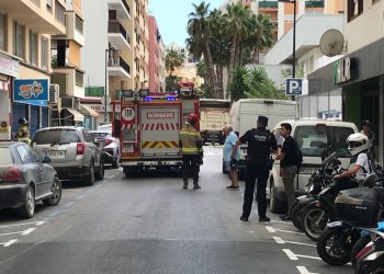 Bomberos actuando en la calle cortada por la Policía Local de Ibiza, en una imagen de archivo. Fotos Noudiari