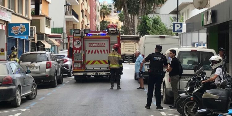 Bomberos actuando en la calle cortada por la Policía Local de Ibiza, en una imagen de archivo. Fotos Noudiari