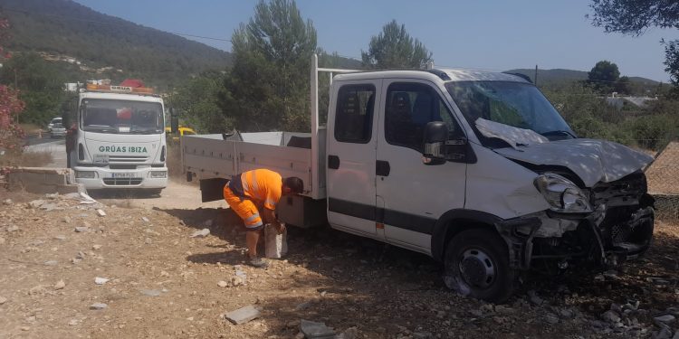 El furgón ha impactado contra la valla, que ha destrozado, y ha entrado en la parcela.