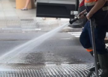 Imagen de archivo de un trabajador de la limpieza en Ibiza