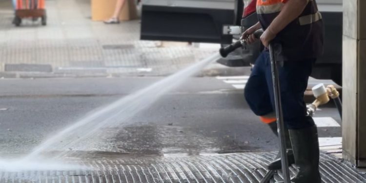 Imagen de archivo de un trabajador de la limpieza en Ibiza