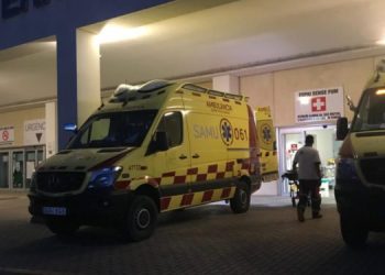 Ambulancia en el Hospital de Formentera en una imagen de archivo.