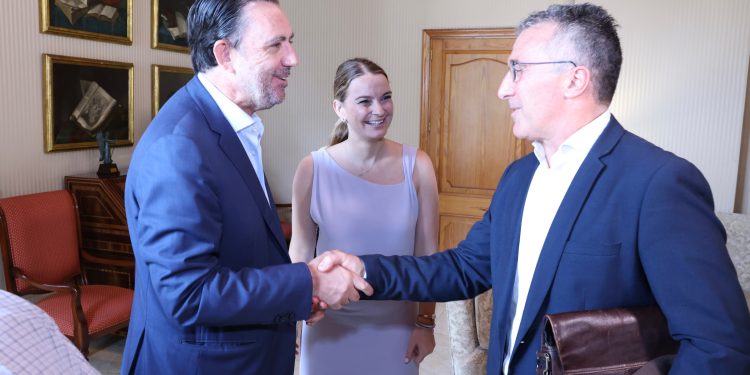 Encuentro de la presidenta del Govern y el conseller de Empresa y Empleo con el presidente de PIMEB, el ibicenco Alfonso Rojo. Foto: Govern balear