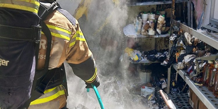 Un momento de la actuación de los bomberos. Foto @bombersdeivissa