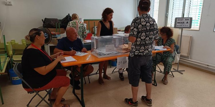 Imagen de un colegio electoral de Santa Eulària durante la mañana de hoy. Foto: Nieves G. Gálvez