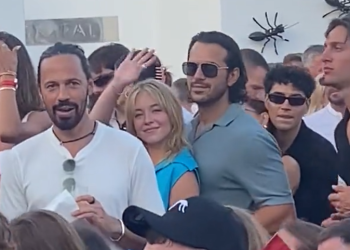Sydney Sweeney saluda a sus fans en Ushuaïa