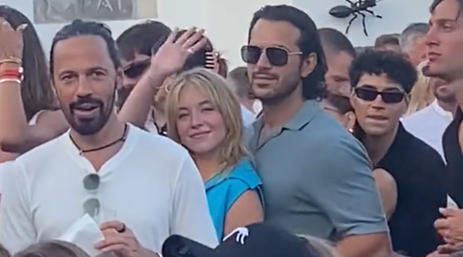 Sydney Sweeney saluda a sus fans en Ushuaïa