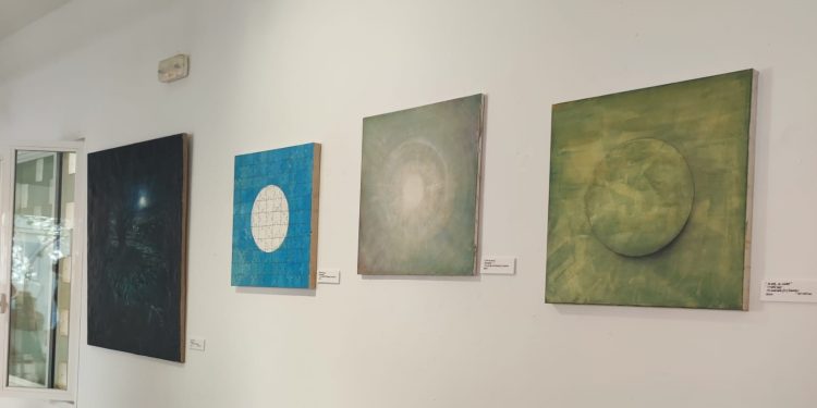Pinturas expuestas en la muestra. Fotos: Consell Insular de Formentera