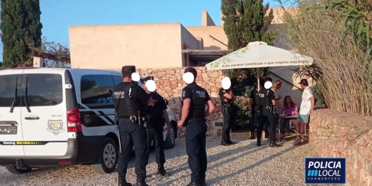 La Policía Local de Formentera en las puertas de la vivienda donde se celebró una fiesta ilegal sancionada.