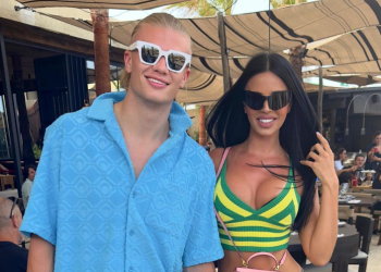 Haaland, posando en Ibiza junto a Ivana Knöll, la influencer conocida por su paso por el mundial de Qatar.