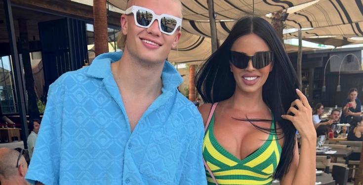 Haaland, posando en Ibiza junto a Ivana Knöll, la influencer conocida por su paso por el mundial de Qatar.