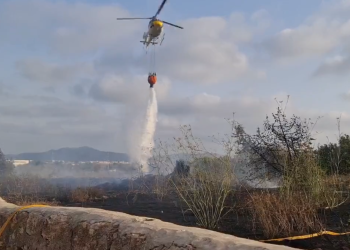 Imagen del helicóptero del Ibanat descargando agua sobre la zona. Foto: @Bombersdeivissa