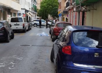 La Policía Local ha cortado la calle a la espera de que el cuerpo de la víctima fuera trasladado. Foto: Noudiari