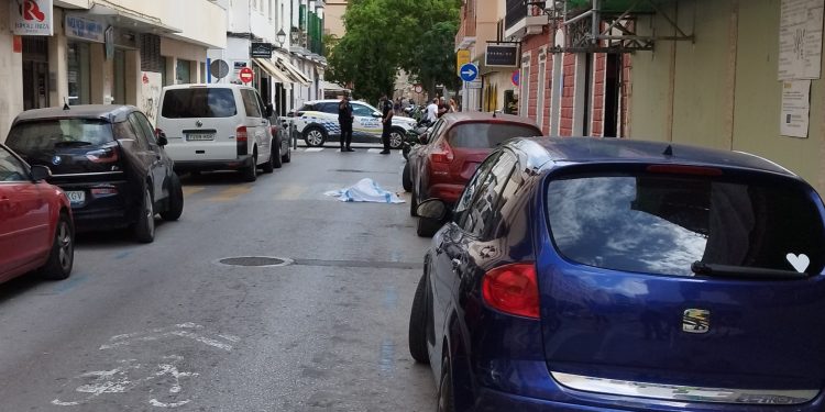 La Policía Local ha cortado la calle a la espera de que el cuerpo de la víctima fuera trasladado. Foto: Noudiari