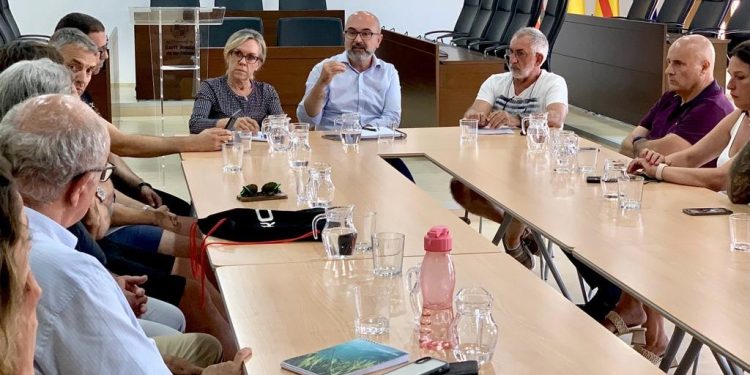 Encuentro mantenido por miembros de Ocio de Ibiza y el alcalde y la primera teniente de alcalde de Sant Josep. Foto: Asociación Ocio de Ibiza
