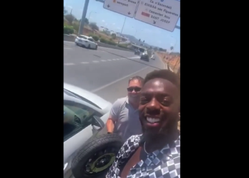 Iñaki Williams, junto al taxista en Ibiza, arreglando el pinchazo.