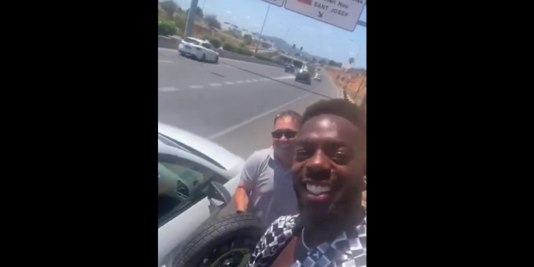Iñaki Williams, junto al taxista en Ibiza, arreglando el pinchazo.