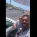Iñaki Williams, junto al taxista en Ibiza, arreglando el pinchazo.