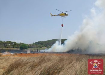 El helicóptero hace una descarga de agua sobre la zona afectada. Fotos: Bomberos de Ibiza.