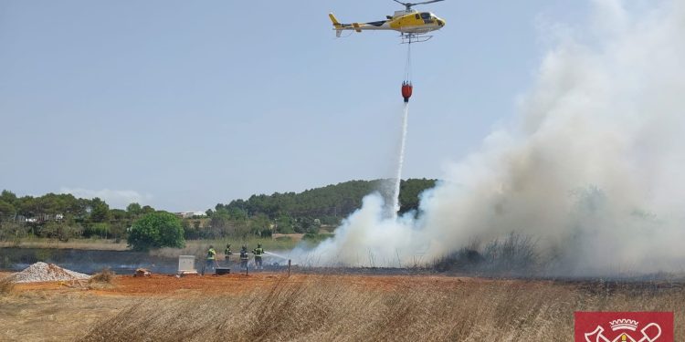 El helicóptero hace una descarga de agua sobre la zona afectada. Fotos: Bomberos de Ibiza.