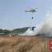 El helicóptero hace una descarga de agua sobre la zona afectada. Fotos: Bomberos de Ibiza.